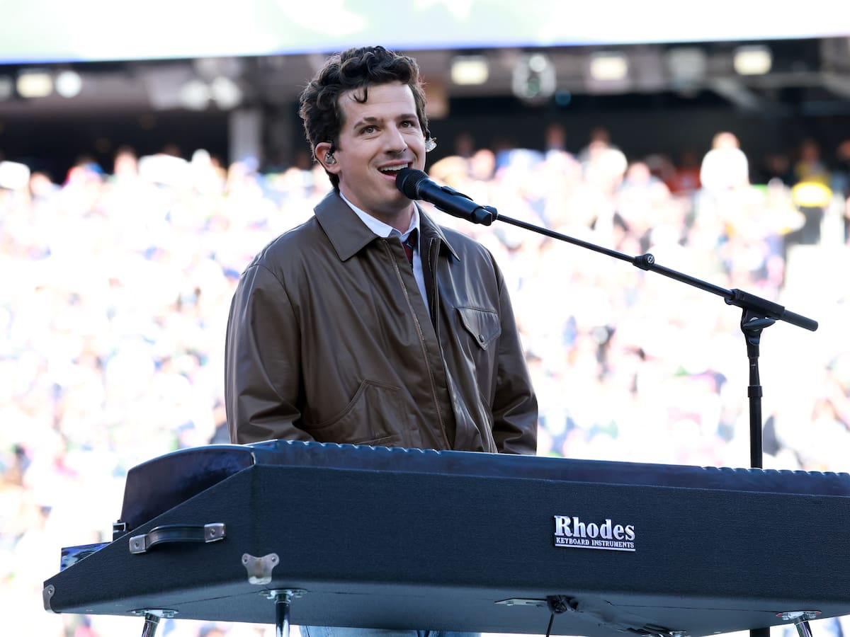Charlie Puth emociona cantando el himno nacional en la Super Bowl con guiño a Whitney Houston