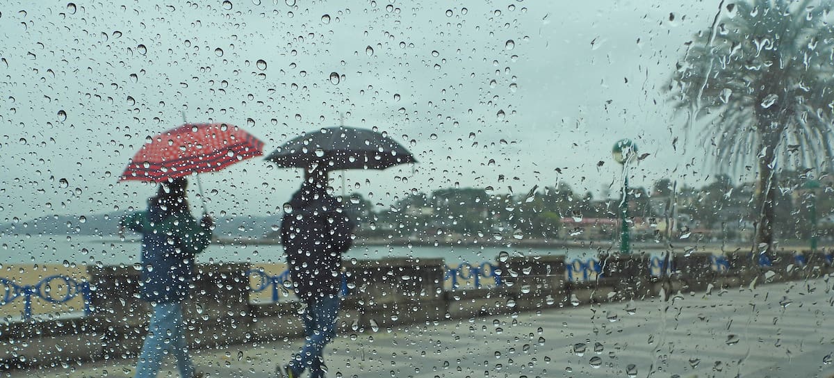 Una pareja pasea bajo la lluvia en A Coruña.