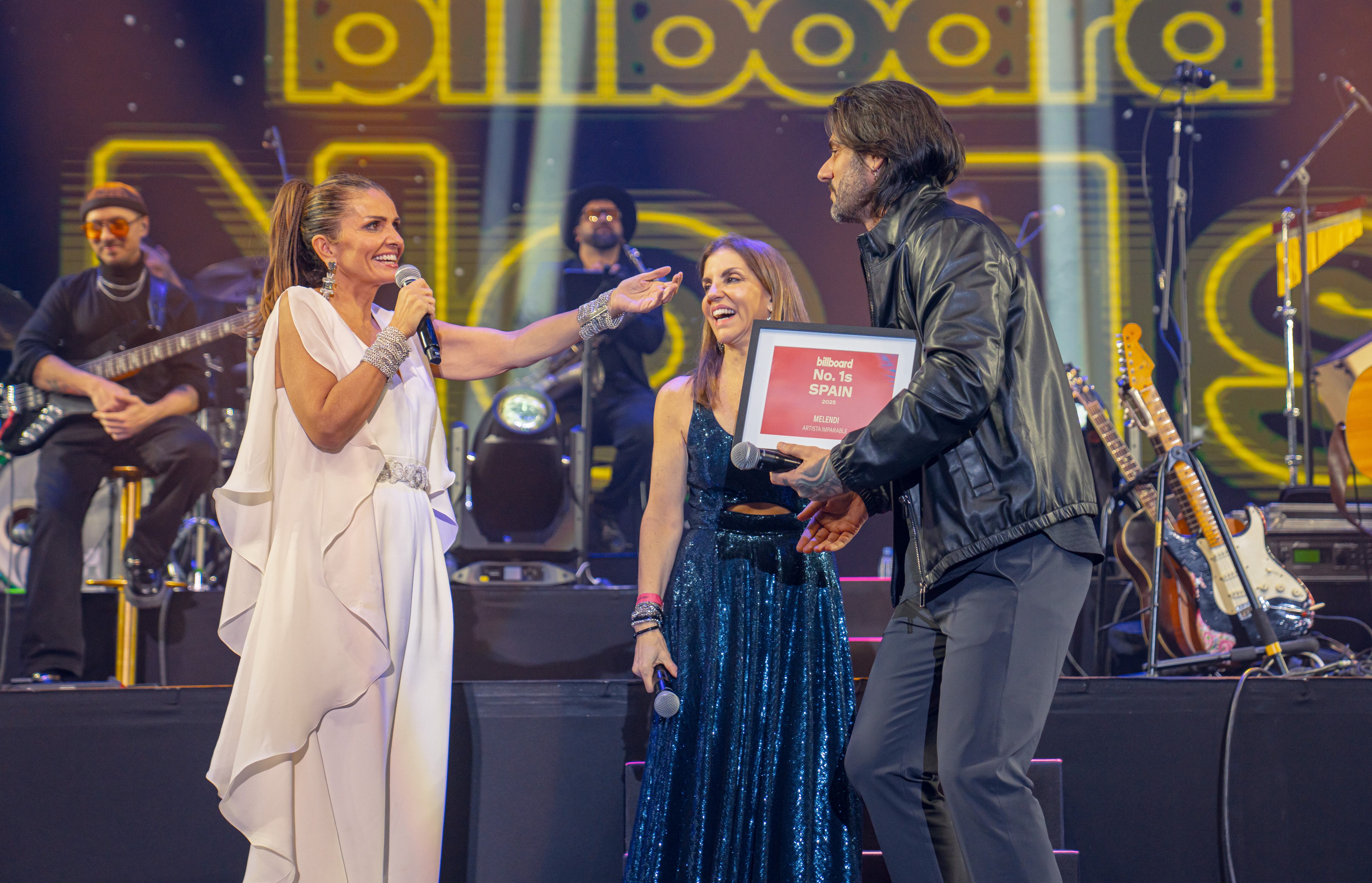 Melendi inauguró la nueva edición de Starlite Madrid, y este lunes, además, recibió un bonito reconocimiento en forma de placa conmemorativa por todo su legado y su impacto en la música latina 