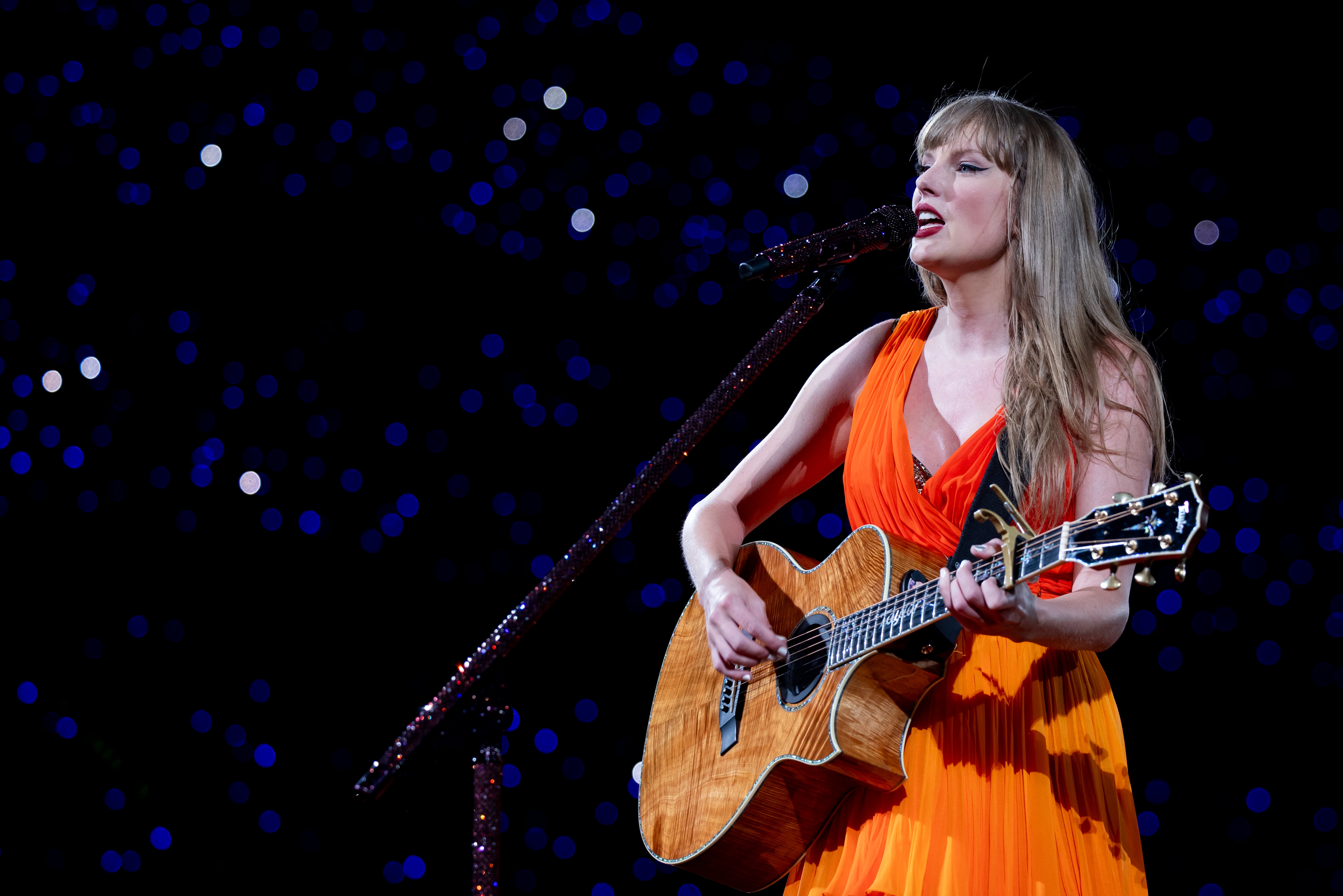 En todos sus conciertos, Taylor Swift va incorporando canciones sorpresa. Normalmente son dos, pero en Madrid ha subido la apuesta a cuatro. Primero ha hecho un mash up con &#039;Sparks Fly&#039;, que ha elegido porque su primera vez en España fue con la gira &#039;Speak Now&#039; y con &#039;I Can Fix Him (No Really I Can)&#039;.