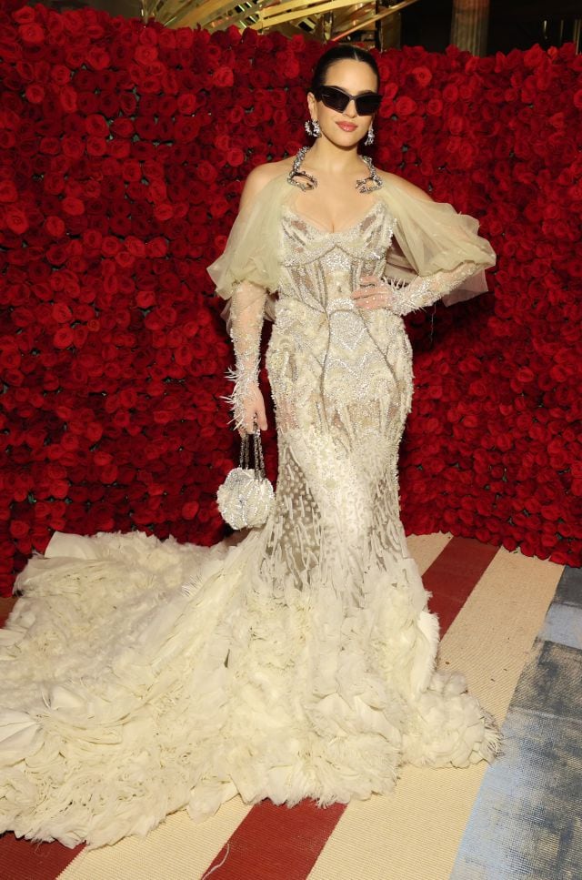 Rosalía en la MET Gala 2022 con un diseño de Givenchy.