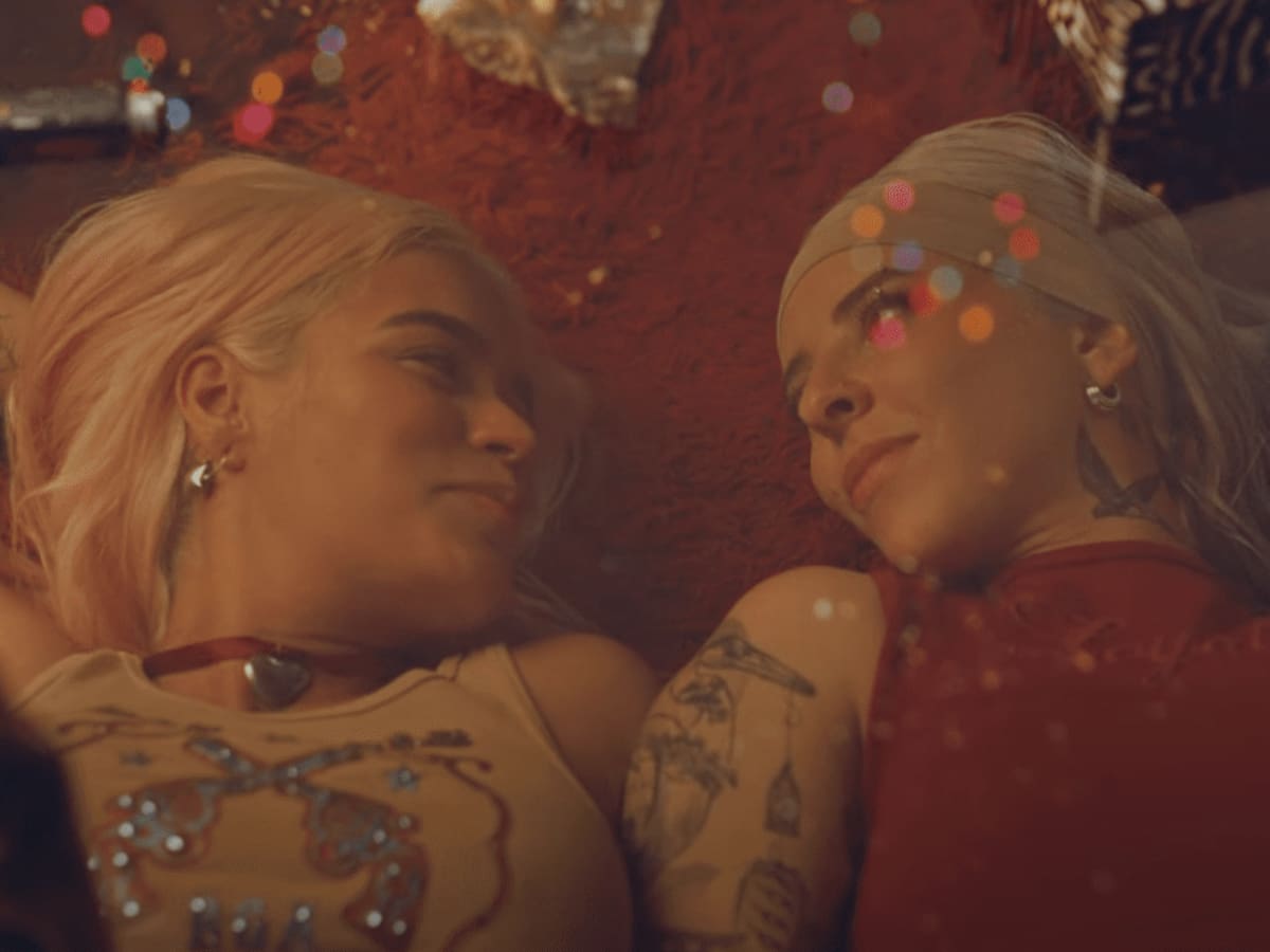 Karol G se acerca a perrear con Young Miko en su último concierto: “Que viva el amor”
