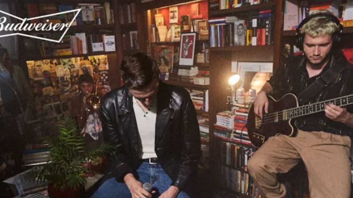 Budweiser recicla latas y las convierte en discos de vinilo para celebrar el mes de la música