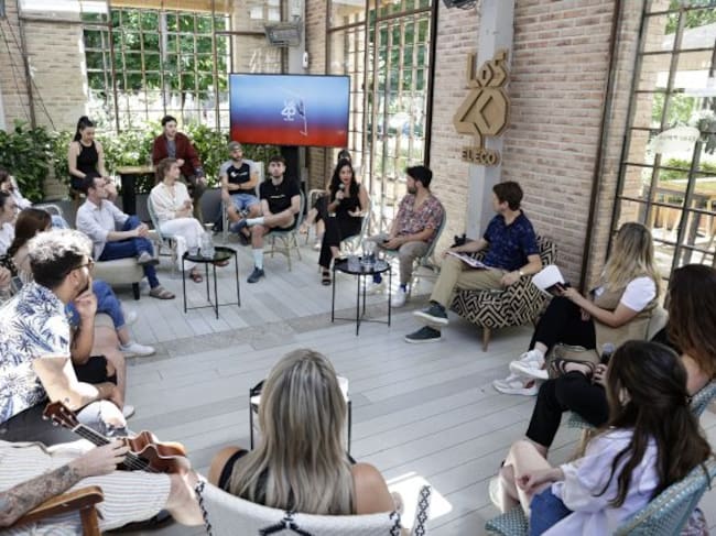 Plano general de la charla, con invitados como Ibai Vegan, María Laín o BOMBAI