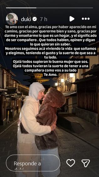 Duki muestra su apoyo a Emilia en una historia.