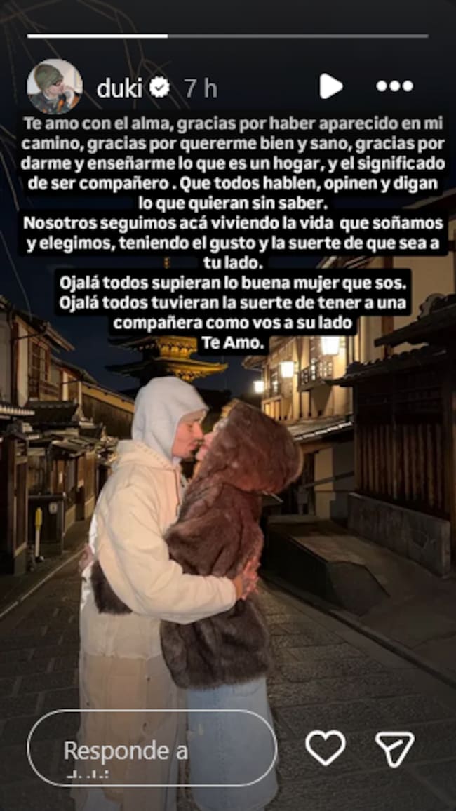 Duki muestra su apoyo a Emilia en una historia.