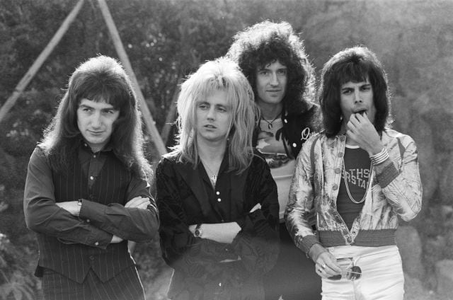 John Deacon, Roger Taylor, Brian May, Freddie Mercury formaban Queen.