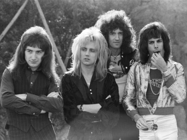 John Deacon, Roger Taylor, Brian May, Freddie Mercury formaban Queen.