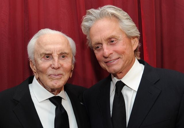 Kirk Douglas (i) y Michael Douglas (d) acuden a un evento en Santa Bárbara en 2011