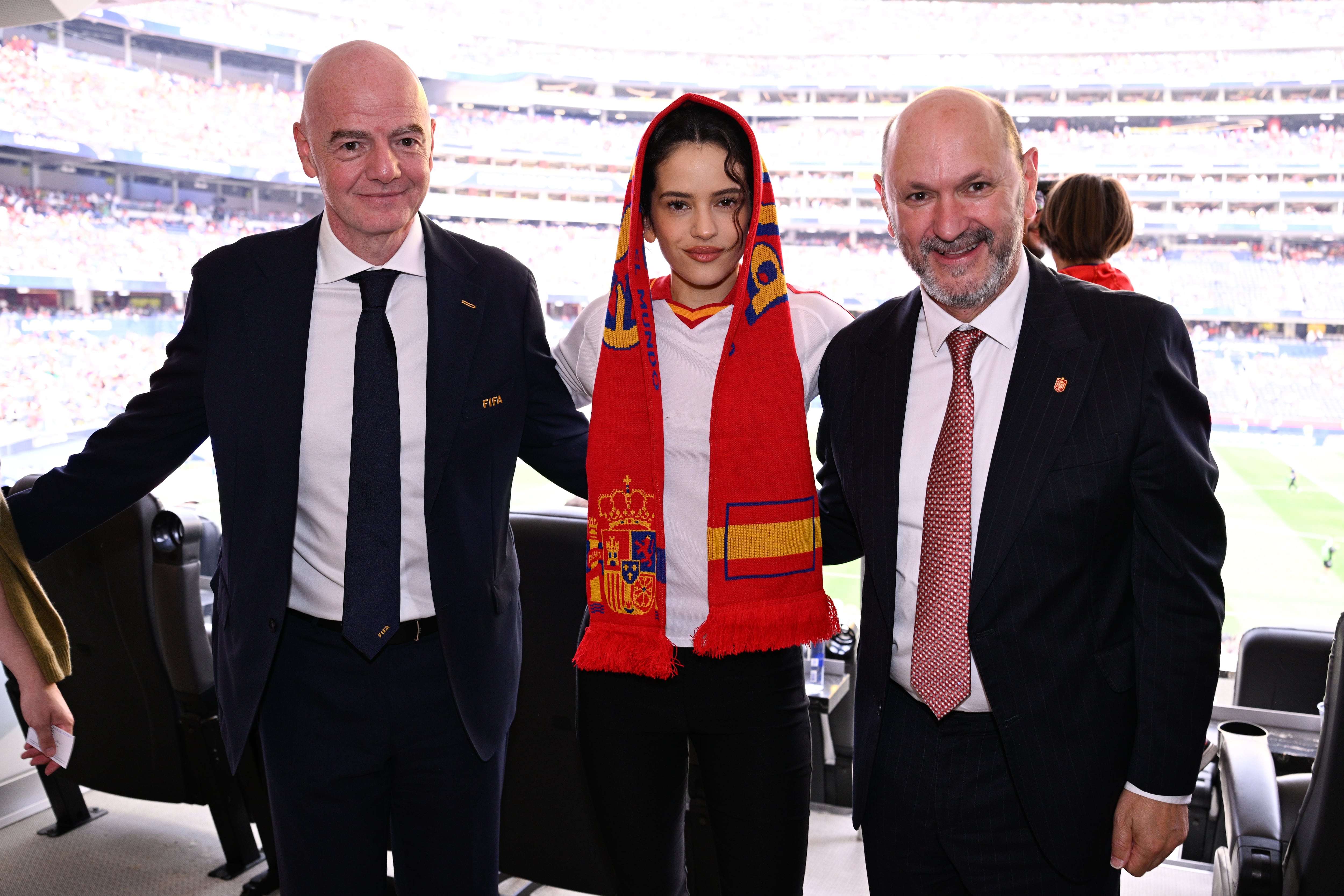 Rosalía con el presidente de la FIFA, Gianni Infantino y con el presidente de la real federación española de fútbol, Rafael Louzan, en el encuentro España-Austria en el Mundial 2026.
