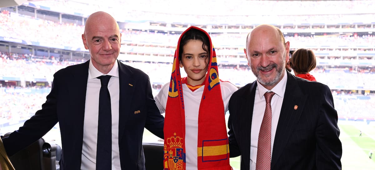 Rosalía con el presidente de la FIFA, Gianni Infantino y con el presidente de la real federación española de fútbol, Rafael Louzan, en el encuentro España-Austria en el Mundial 2026.