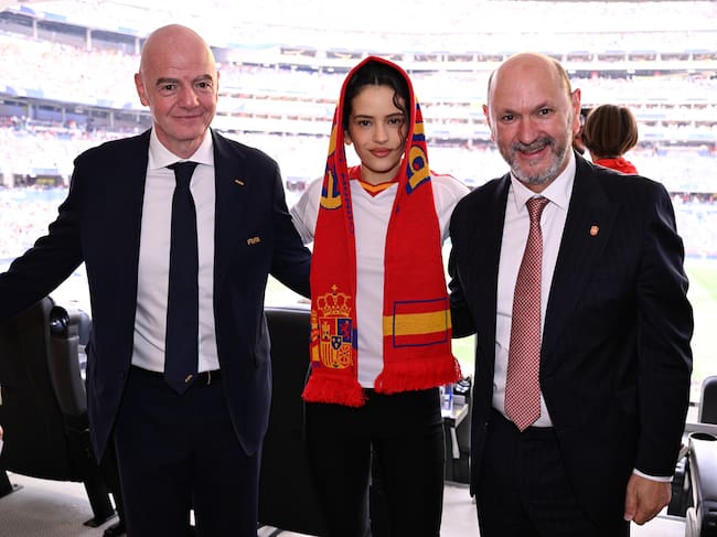 Rosalía con el presidente de la FIFA, Gianni Infantino y con el presidente de la real federación española de fútbol, Rafael Louzan, en el encuentro España-Austria en el Mundial 2026.