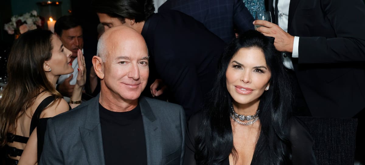Jeff Bezos y Lauren Sánchez asisten a la cena anual previa a los Óscar organizada por CHANEL y Charles Finch en el Polo Lounge del Hotel Beverly Hills el 9 de marzo de 2024 en Beverly Hills, California. Stefanie Keenan/WireImage