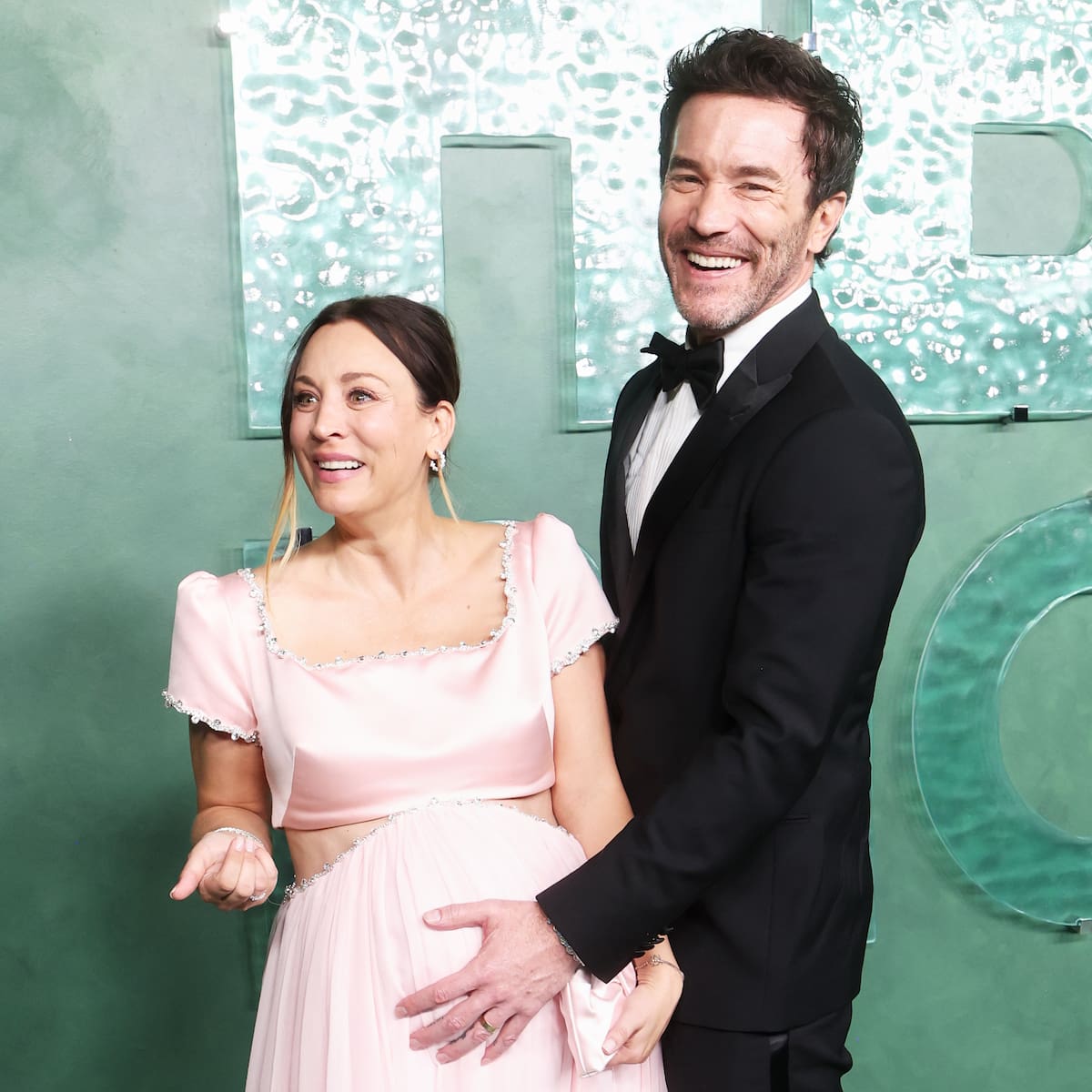 El discurso de Tom Pelphrey en los Emmy 2026 que hizo llorar a Kaley Cuoco: "Es la joya de la corona de mi vida"