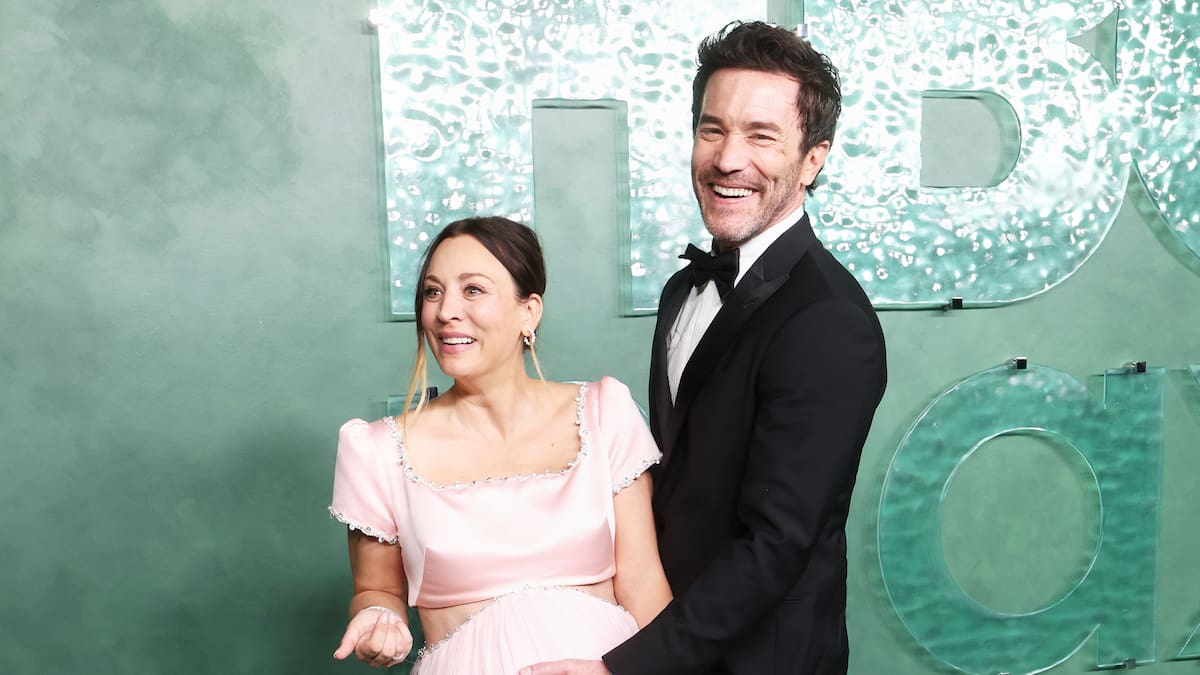 El discurso de Tom Pelphrey en los Emmy 2026 que hizo llorar a Kaley Cuoco: "Es la joya de la corona de mi vida"