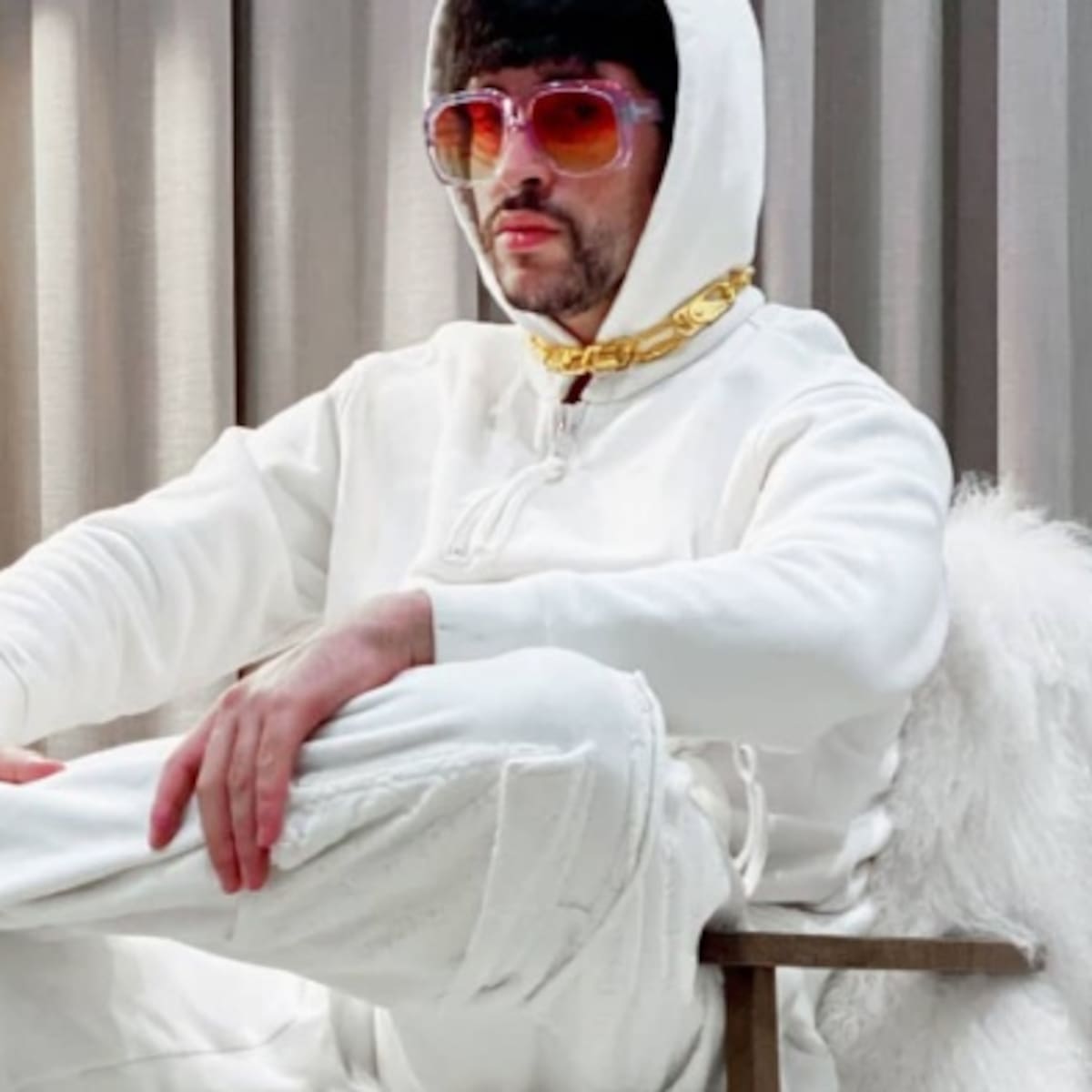 Bad Bunny lanza crocs especiales para el perreo