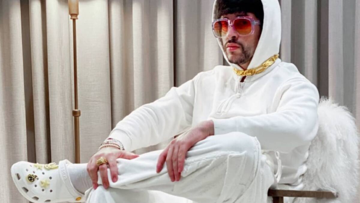 Bad Bunny lanza crocs especiales para el perreo