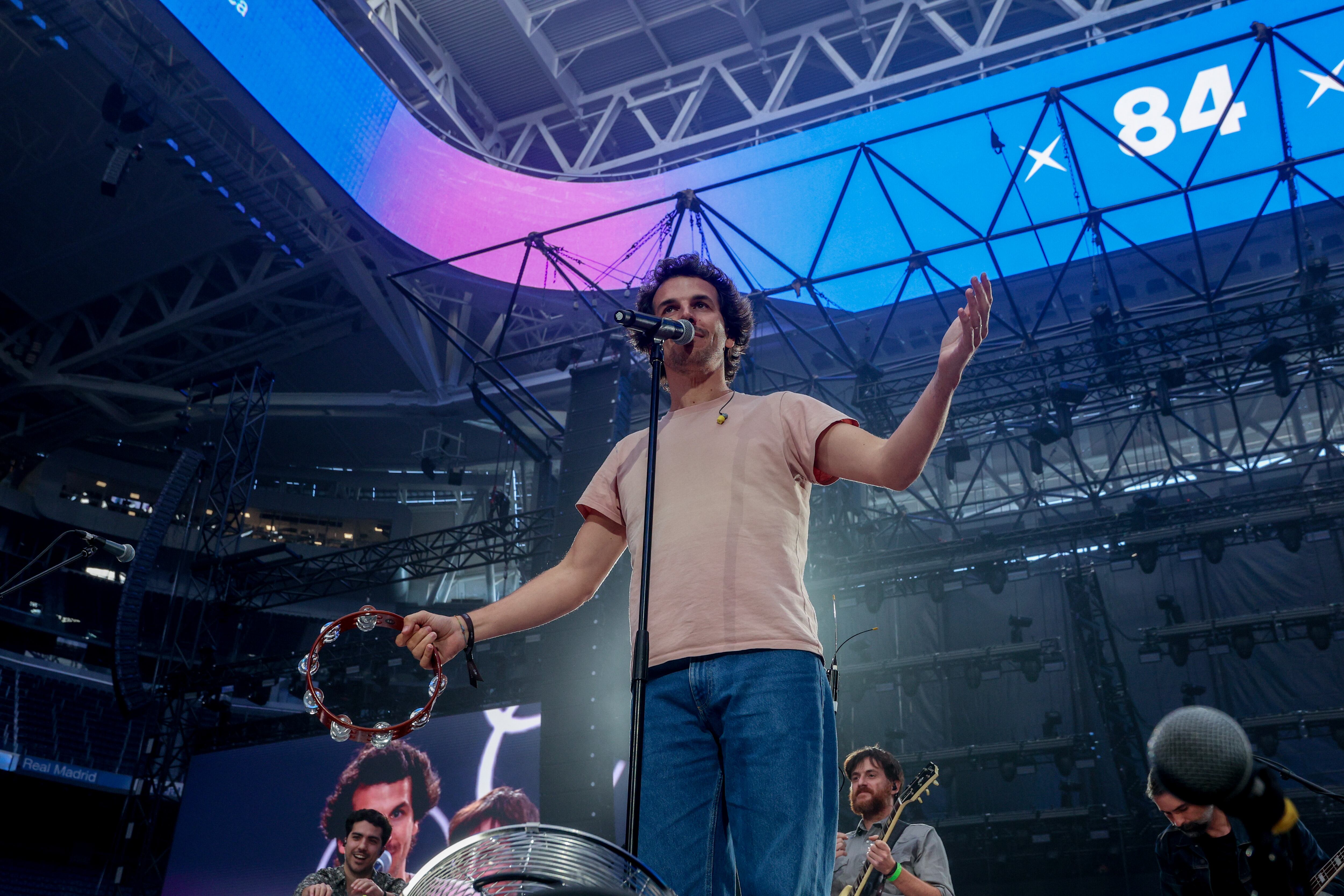 84 ha interpretado canciones como La hierba bajo el asfalto, muy adecuada si tenemos en cuenta que el césped del estadio Santiago Bernabéu se guarda a unos 30 metros de profundidad. (Photo By Ricardo Rubio/Europa Press via Getty Images)