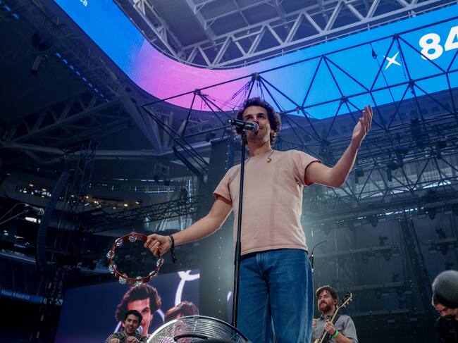 84 ha interpretado canciones como La hierba bajo el asfalto, muy adecuada si tenemos en cuenta que el césped del estadio Santiago Bernabéu se guarda a unos 30 metros de profundidad. (Photo By Ricardo Rubio/Europa Press via Getty Images)