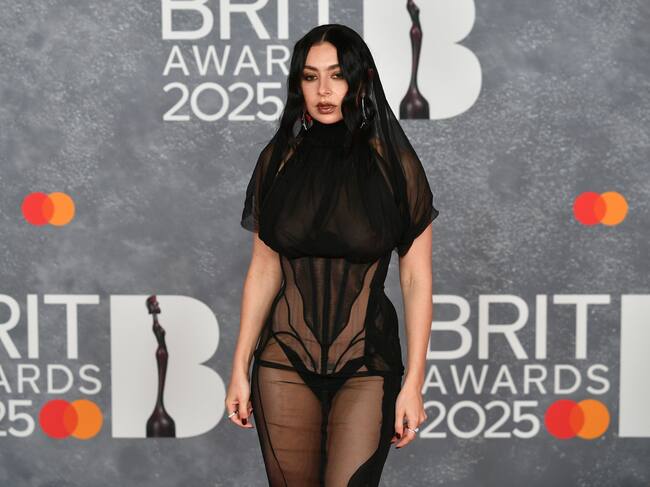 Charli XCX, con un espectacular vestido transparente en la alfombra roja de los Premios Brit 2025