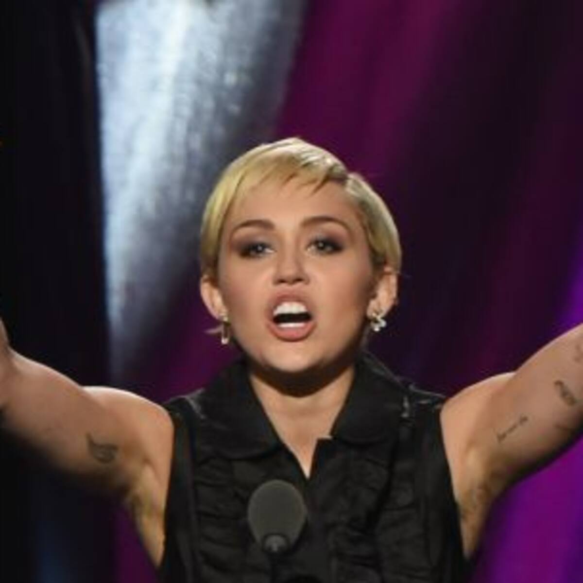 Miley Cyrus no se depila y se viste onda trash