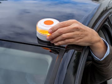 Baliza V16: cuánto cuesta, multas de la DGT y a partir de cuándo es obligatorio