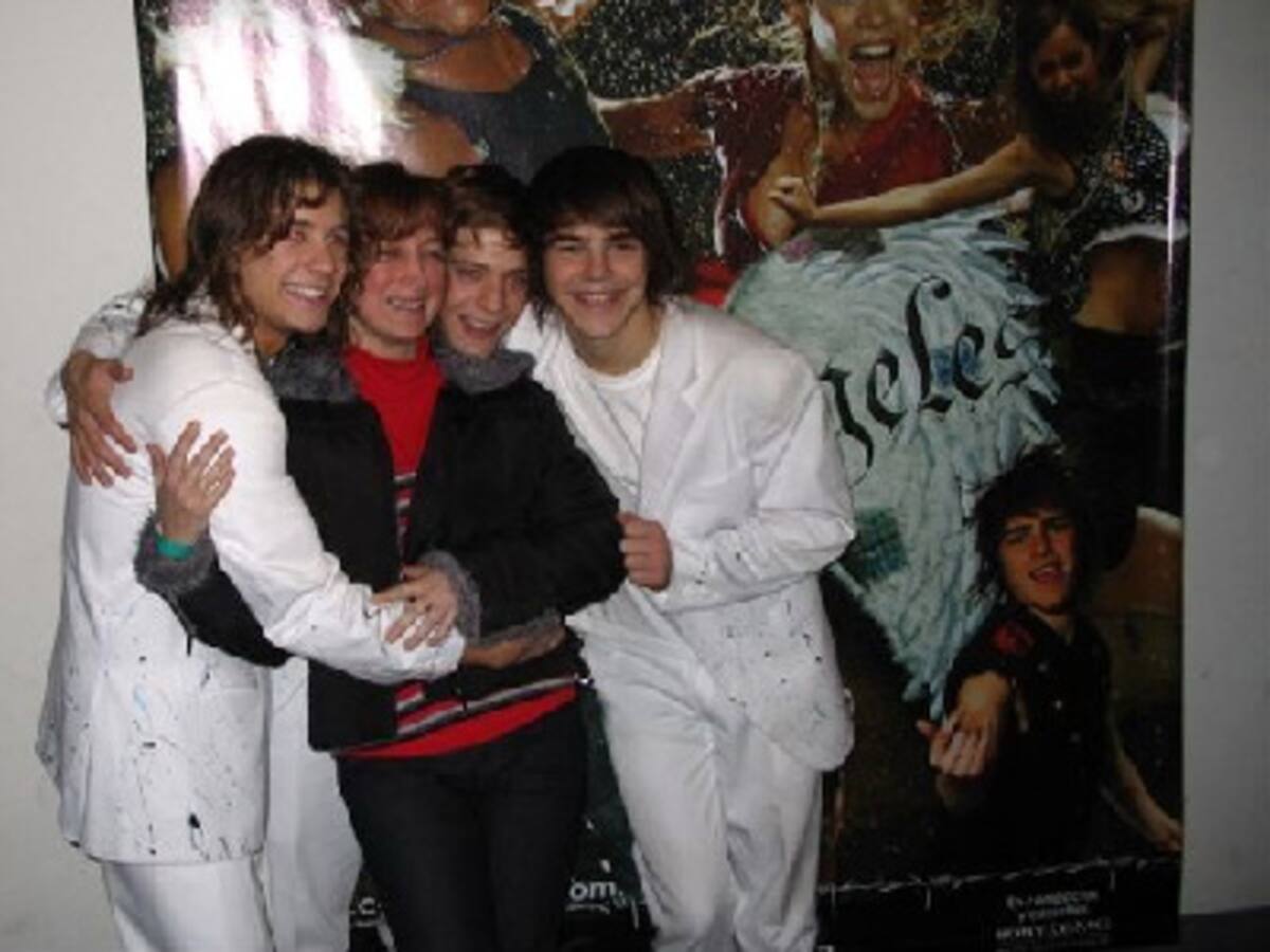 Ganadores junto a los chicos de Casi Angeles