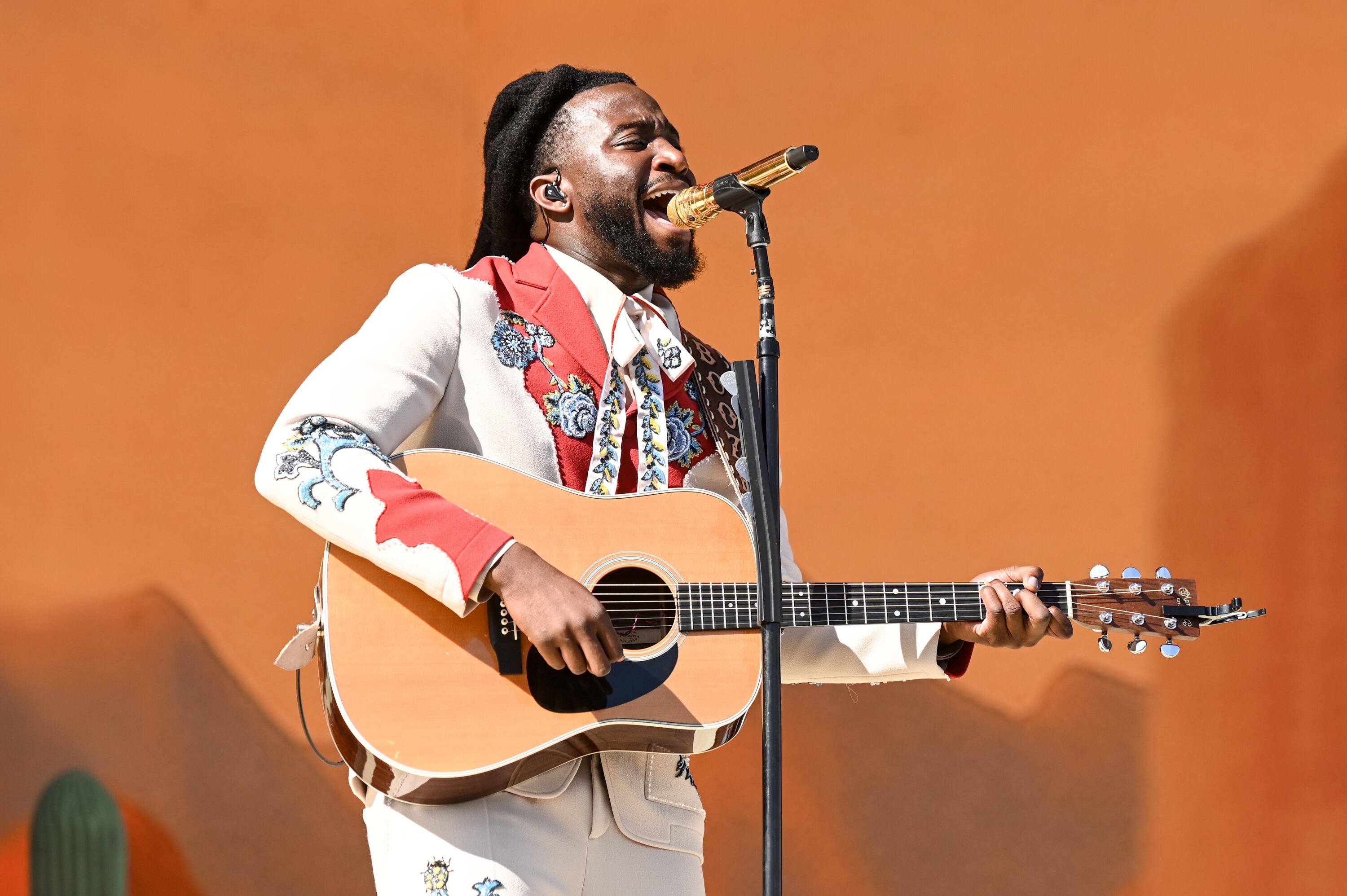 Shaboozey también llenó de sorpresas su actuación en la que aparecieron por sorpresa Noah Cyrus o el actor de Power Rangers,  RJ Cyler.