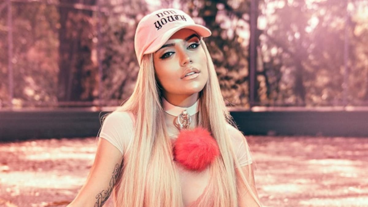 Karol G se une a JBalvin y a Nicky Jam para Mi Cama Remix