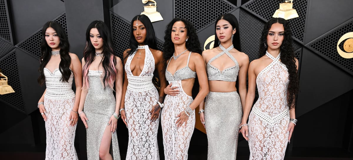 Katseye en la alfombra roja de los premios Grammy.