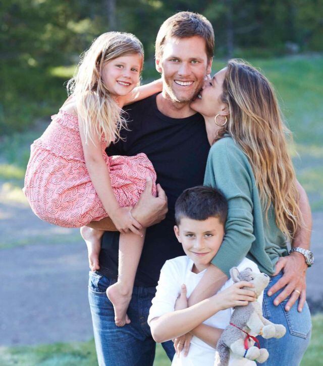 Gisele Bündchen y Tom Brady con sus hijos