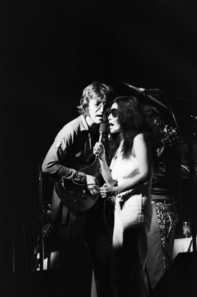 John Lennon y Yoko Ono cantando juntos en 1972