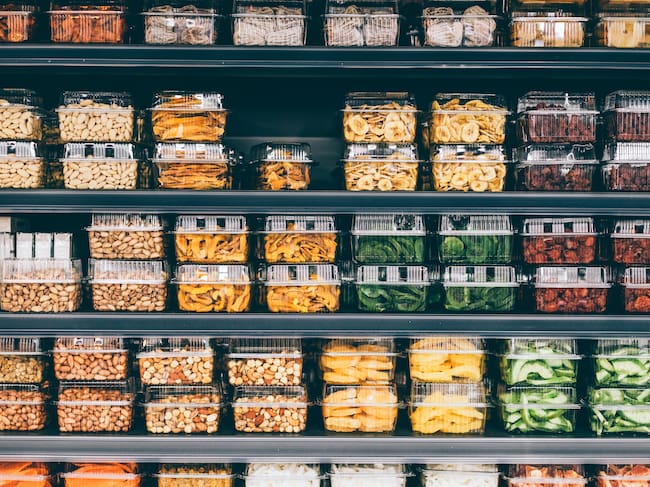 Los lineales de supermercados y el plástico van de la mano.