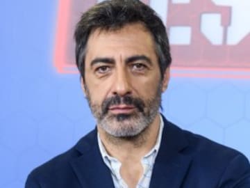 Juan del Val impacta convertido en drag queen por un día para cantar ‘Flowers’ de Miley Cyrus