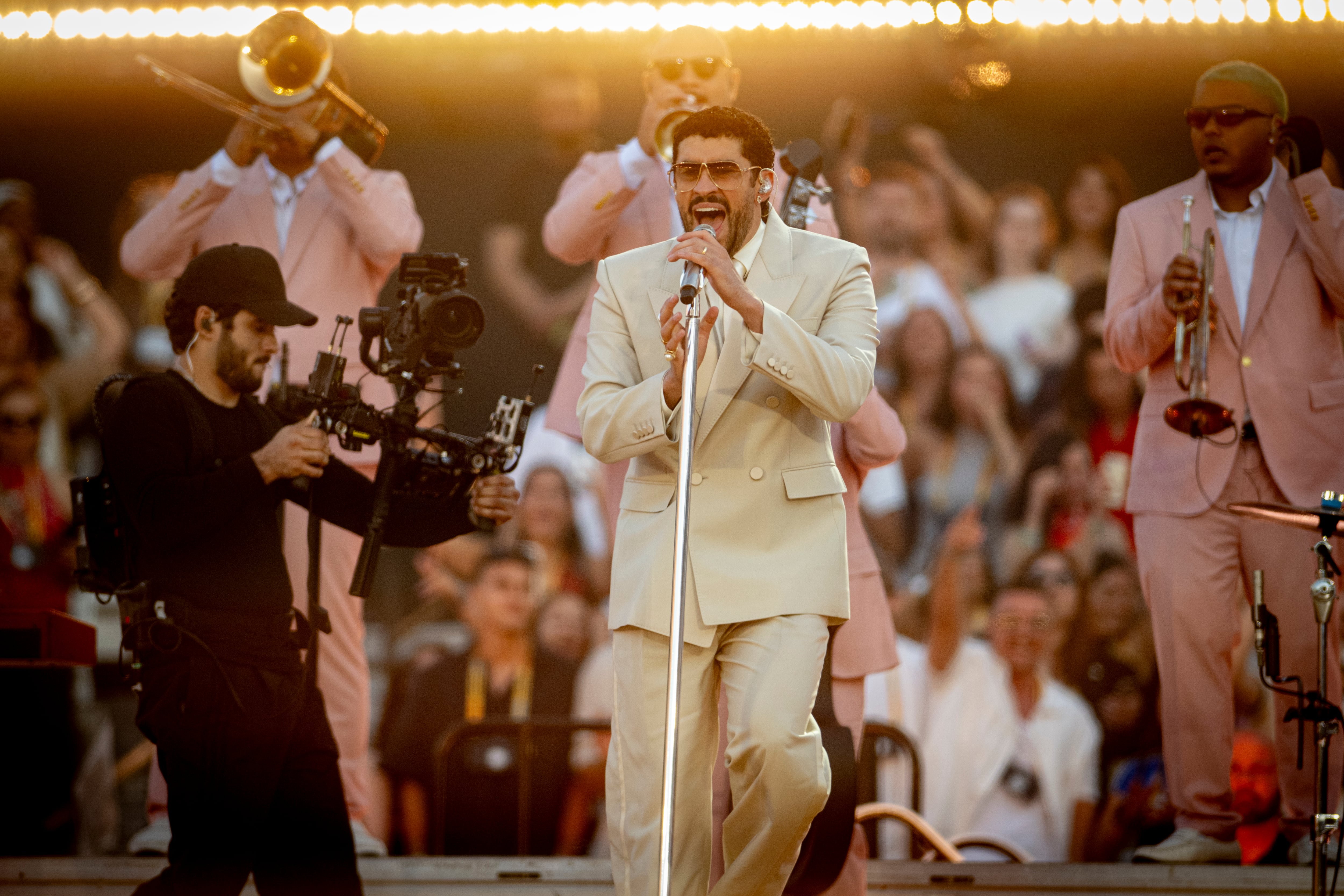 Bad Bunny regala a Barcelona tres canciones sorpresa en su primer concierto del 'DeBÍ TiRAR MáS FOToS World Tour' en España