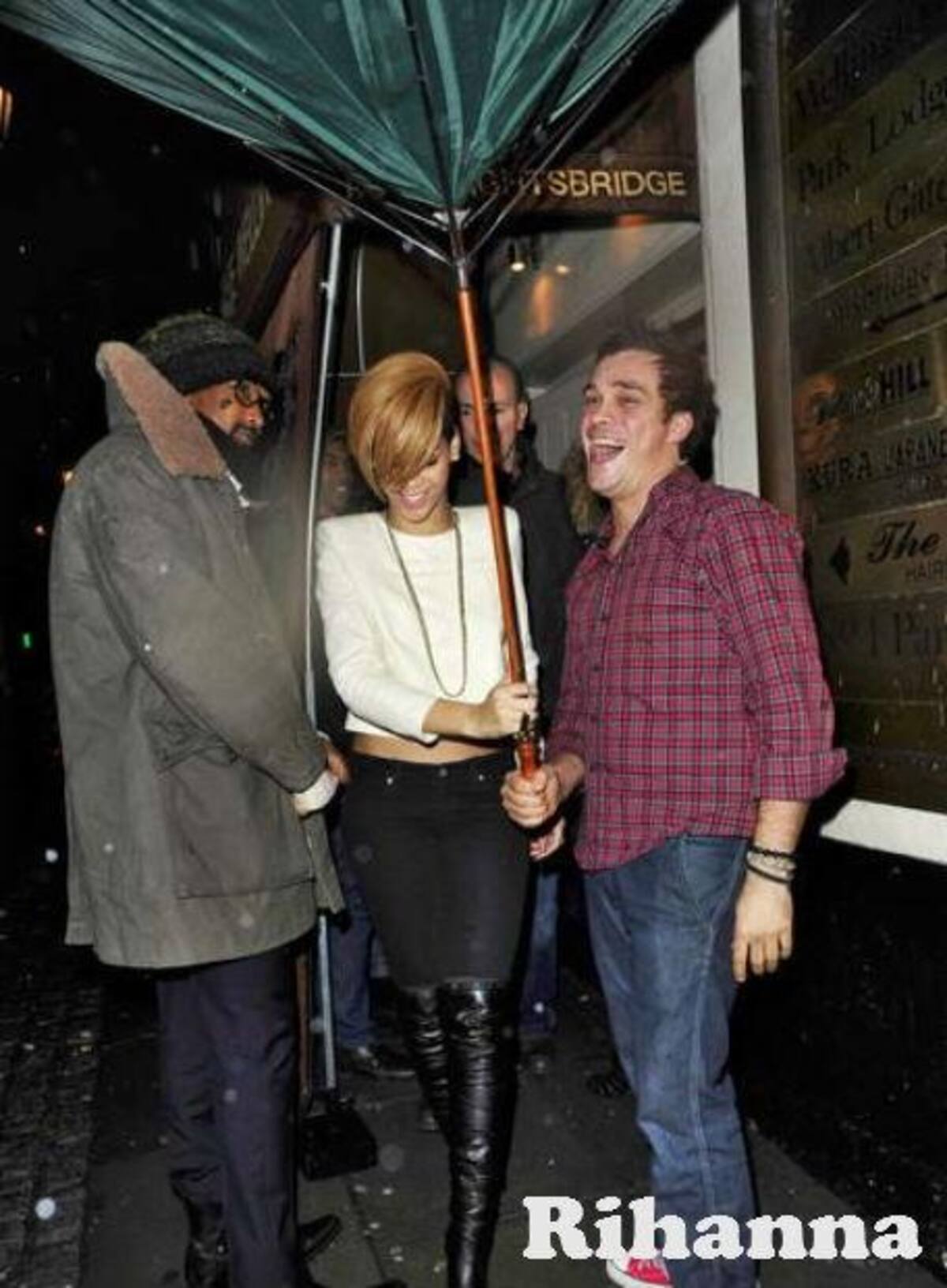 Rihanna le hizo un himno a los paraguas con su éxitazo Umbrella. Pero si miramos esta foto parece que esta reñida con él... ¿O acaso este paraguas es así?