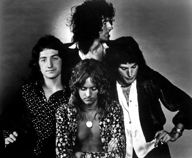 Brian May, Freddie Mercury, Roger Taylor y John Deacon posan para la promoción de &#039;A Night at the Opera&#039; en 1975.