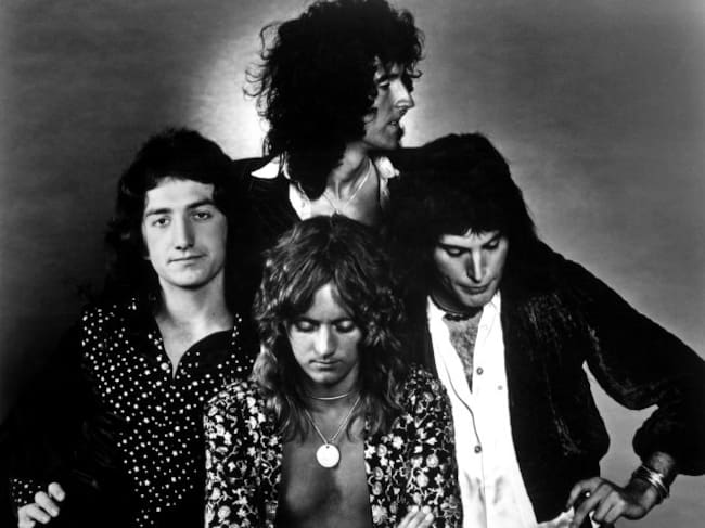Brian May, Freddie Mercury, Roger Taylor y John Deacon posan para la promoción de 'A Night at the Opera' en 1975.