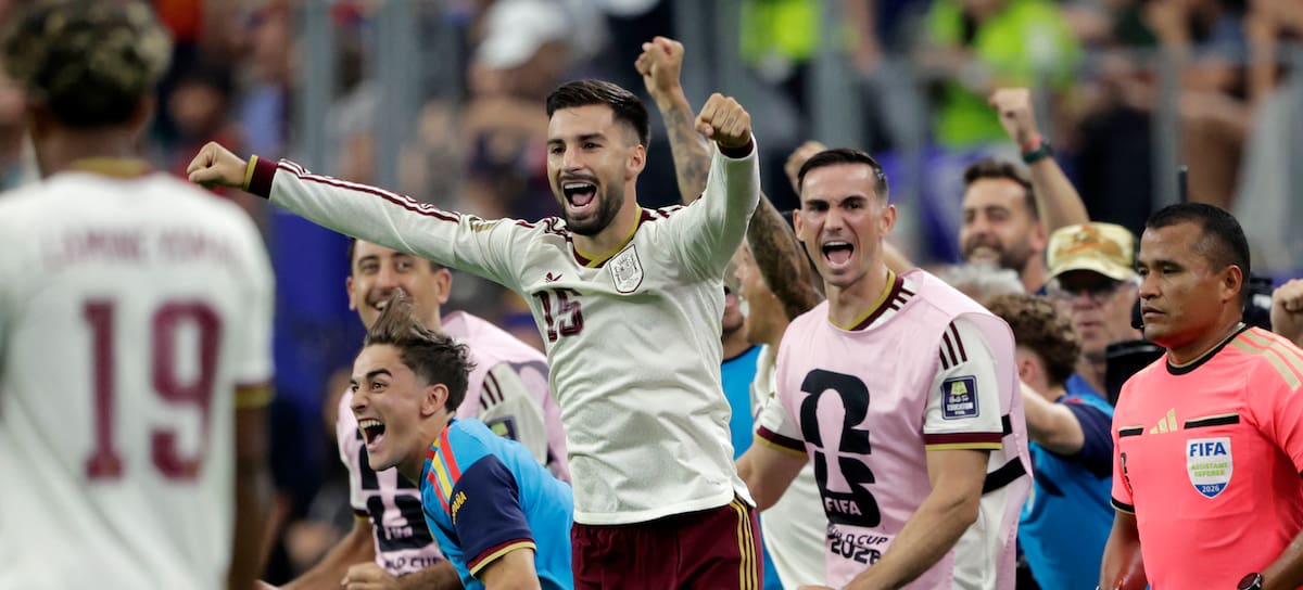 Mikel Oyarzabal, Gavi, Pedro Porr y, Fabian Ruiz celebrando la victoria de España.