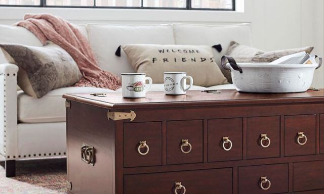 Nuevos accesorios, ropa y muebles de Friends. La tienda de muebles para minoristas Pottery Barn lanza a la venta la línea de muebles inspirados en la serie con 14 piezas que saldrá este martes 30 de julio, el motivo es por su 25 aniversario.