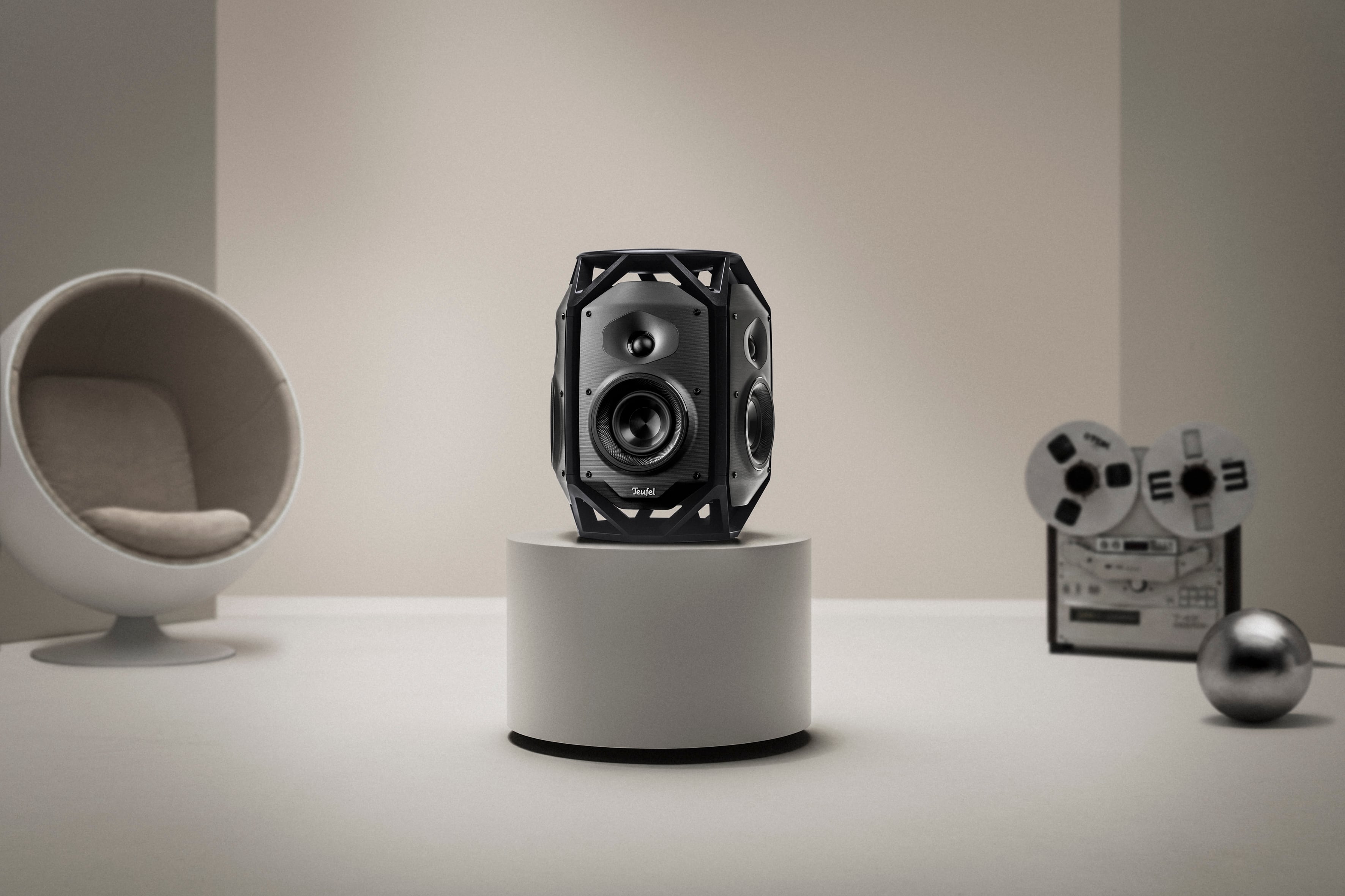 Teufel IKONIO: el nuevo altavoz Wi-Fi de 4 cifras que promete llevar el sonido de cine a tu salón