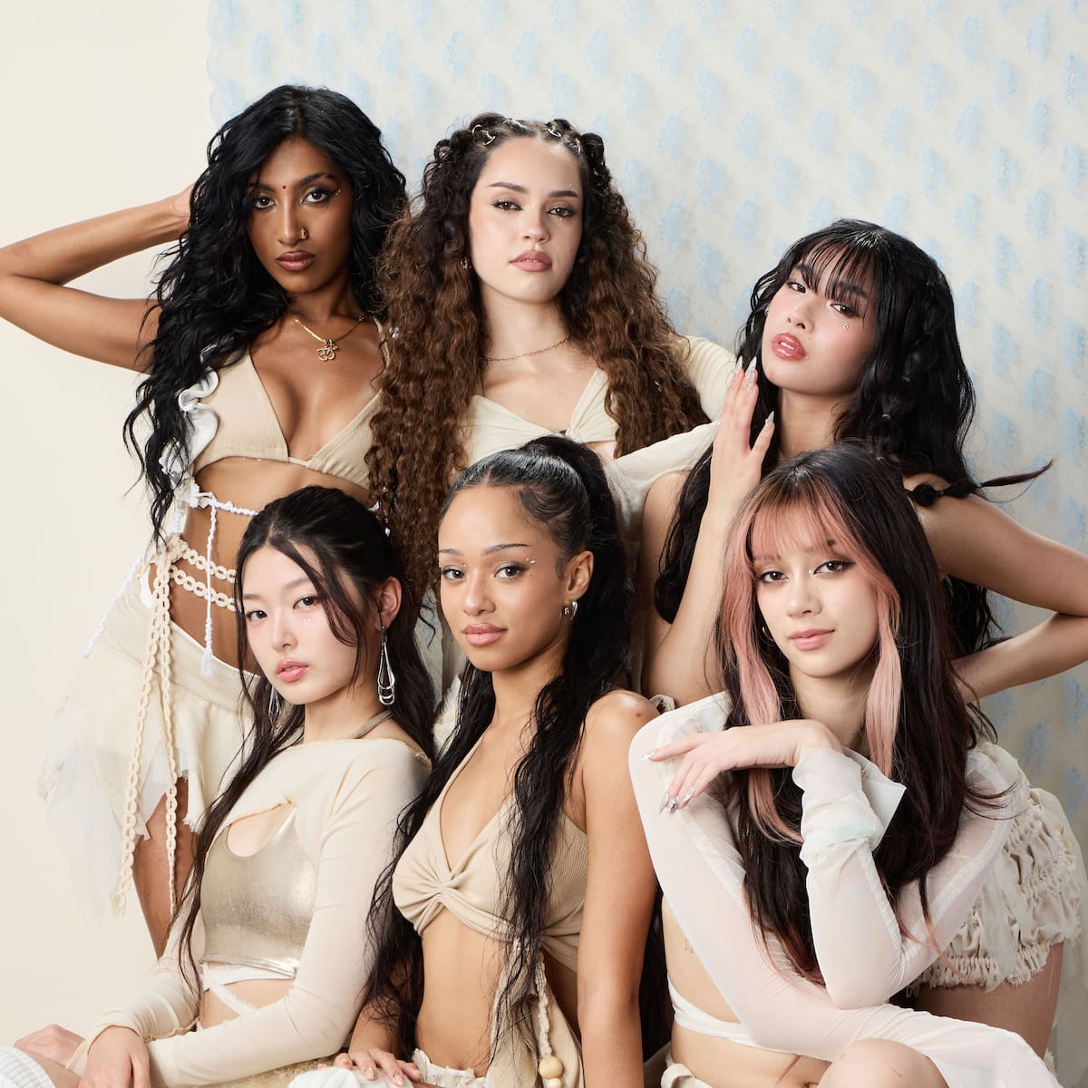 Entrevista a KATSEYE: "La girlband llegó en un momento en el que el mundo estaba desesperado por verse representado en pantalla"