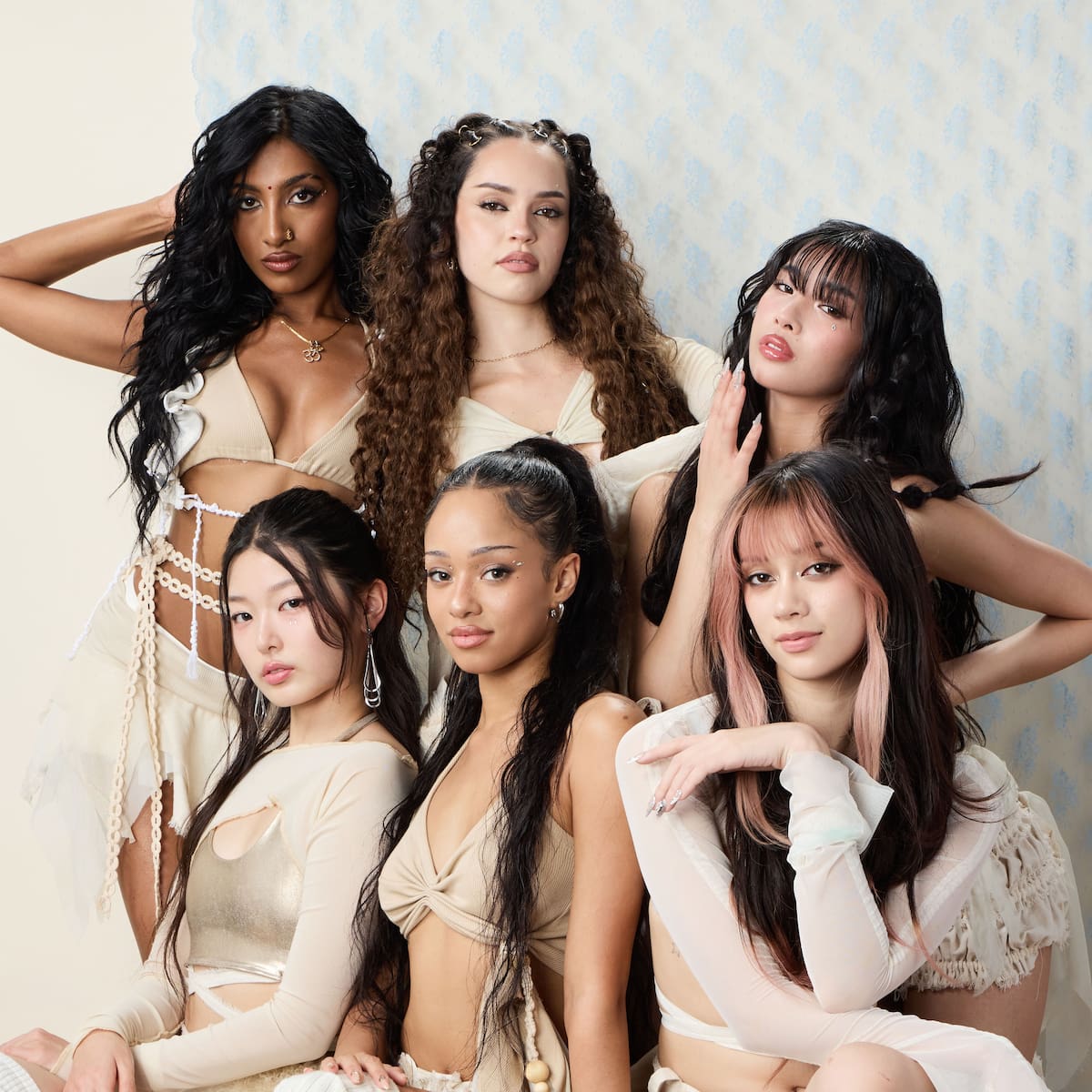 Entrevista a KATSEYE: "La girlband llegó en un momento en el que el mundo estaba desesperado por verse representado en pantalla"