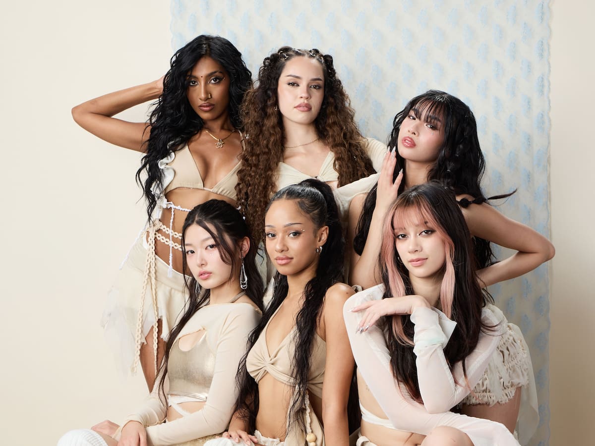 Entrevista a KATSEYE: "La girlband llegó en un momento en el que el mundo estaba desesperado por verse representado en pantalla"