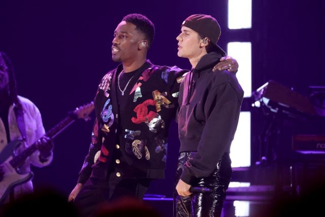 Justin Bieber y Giveon durante su actuación en los Premios Grammy 2022