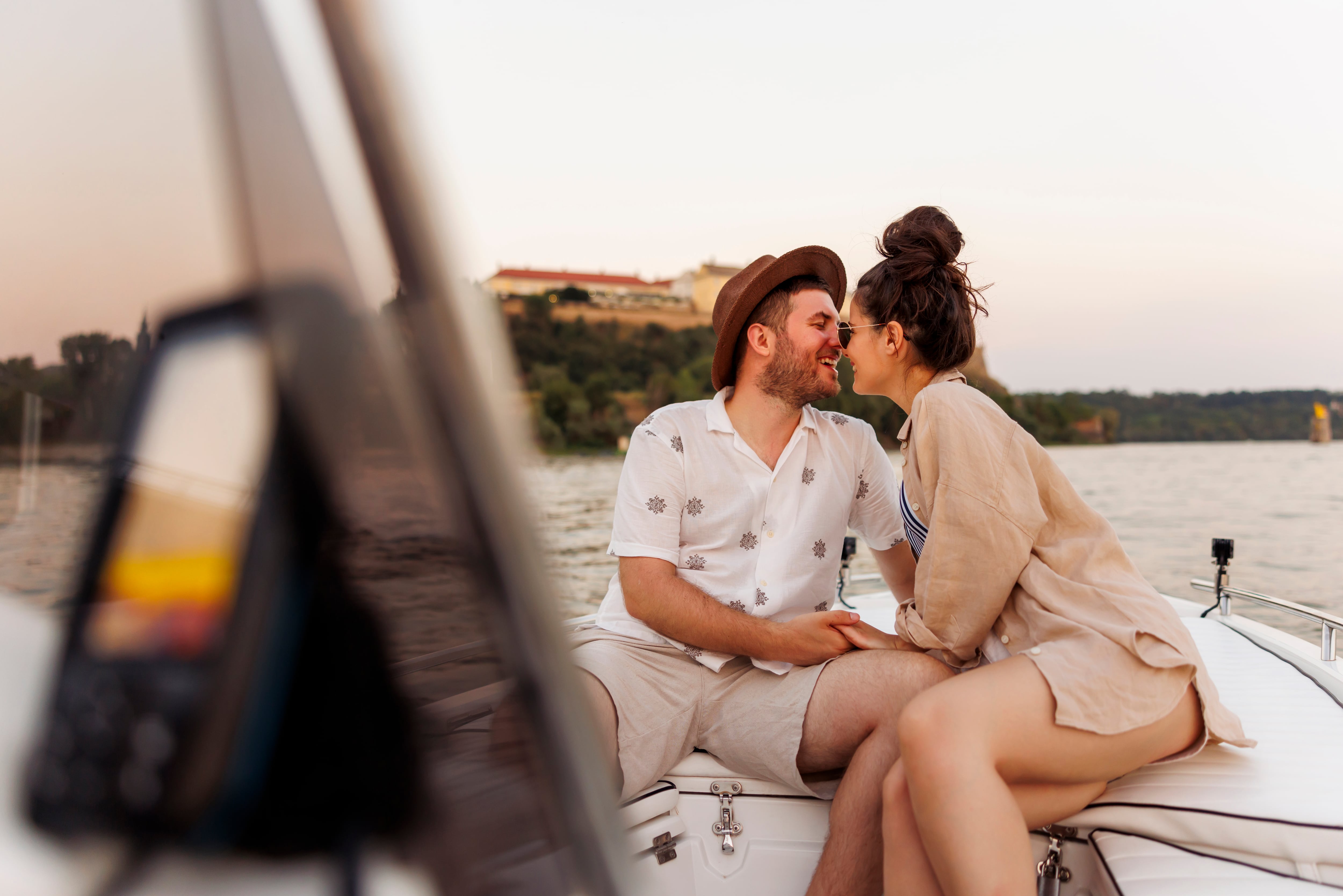 Dos jóvenes besándose en un barco