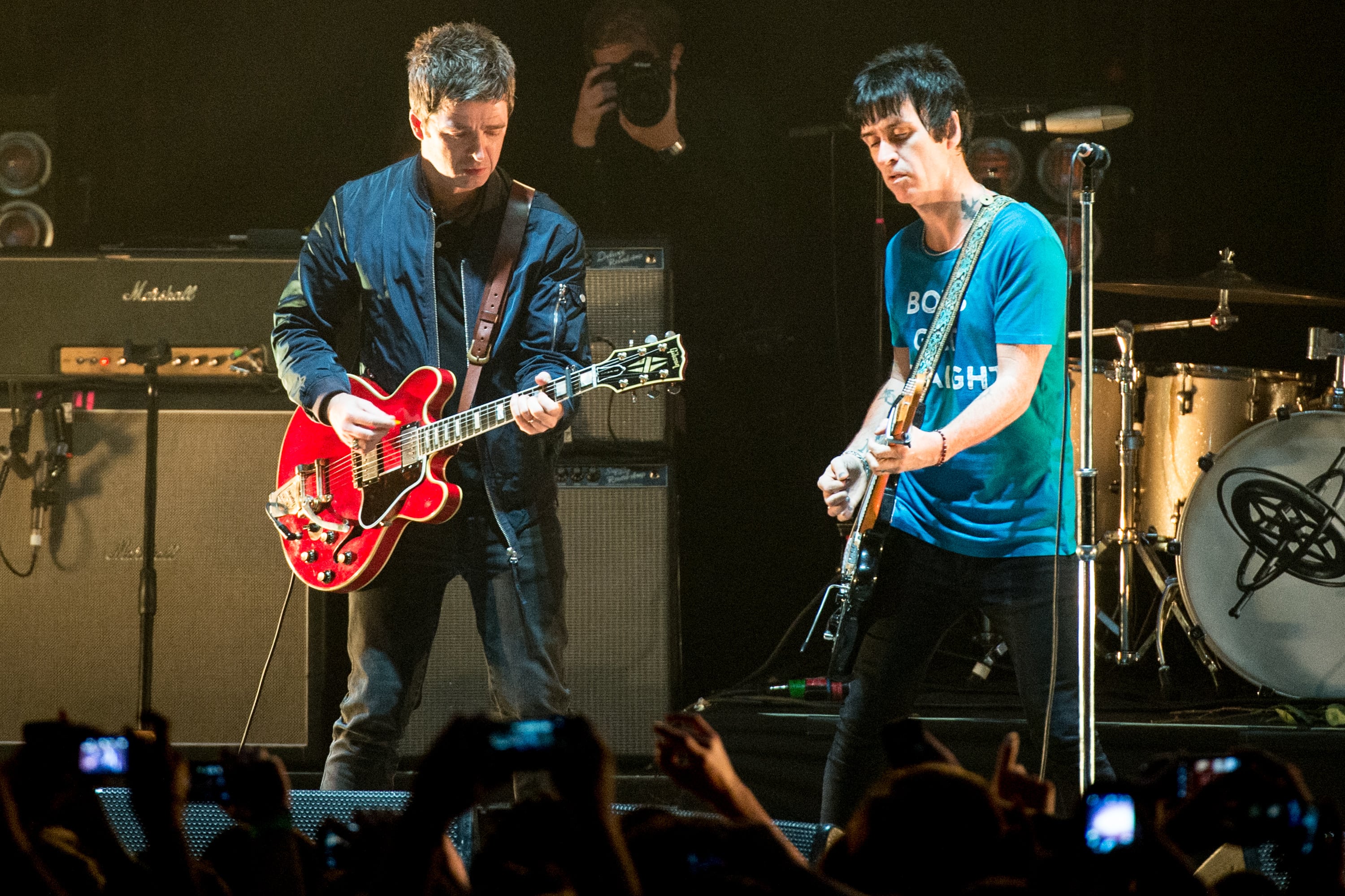 Noel Gallagher y Johnny Marr, juntos sobre el escenario en Brixton, 2014. (Photo by Ollie Millington/WireImage)