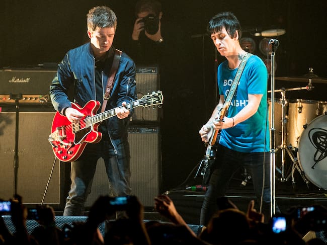 Noel Gallagher y Johnny Marr, juntos sobre el escenario en Brixton, 2014. (Photo by Ollie Millington/WireImage)