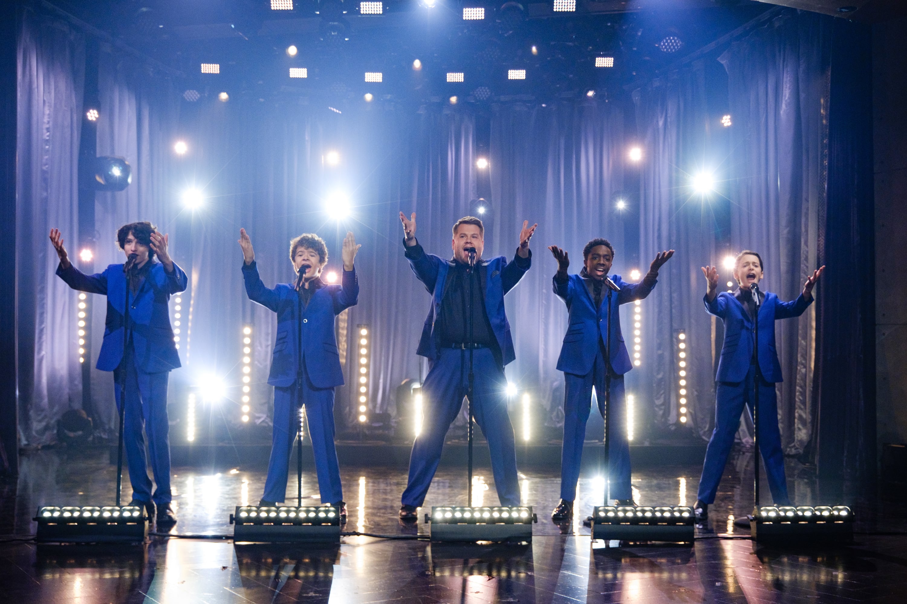 Actores de Stranger Things, Finn Wolfhard, Gaten Matarazzo, Caleb McLaughlin y Noah Schnapp cantan en el show de James Corden.