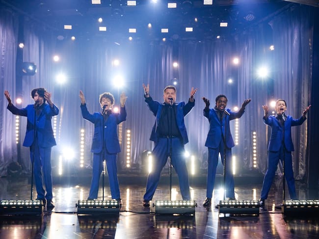 Actores de Stranger Things, Finn Wolfhard, Gaten Matarazzo, Caleb McLaughlin y Noah Schnapp cantan en el show de James Corden.